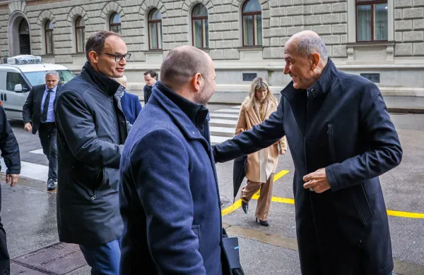 Ljubljana, vlada.Seja sveta za nacionalno varnost v Sloveniji.Predsednik Demokratov Anze Logar, predsednik NSi Jernej Vrtovec in predsednik SDS Janez Jansa ob prihodu na sejo.