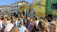Bibliobus Lavričeve knjižnice je v Tednu mobilnosti na Glavnem trgu v Vipavi razveselil &scaron;tevilne malčke in &scaron;olarje. 