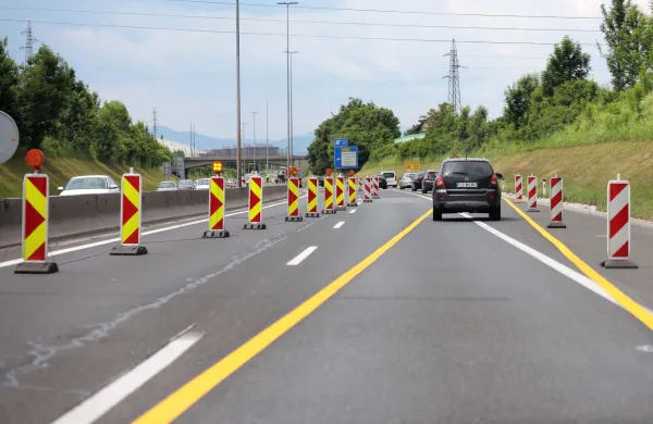 Ljubljana.Obnova severne ljubljanske obvoznice.V obe smeri voznje sta zaprta prehitevalna pasova med Smartinsko cesto in kroziscem Tomacevo ter med kroziscem Tomacevo in Dunajsko cesto. Delna zapora bo tudi na kraku D krozisca Tomacevo, ki vodi na severno ljubljansko obvoznico proti Jarsam oz. Stajerski.