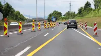 Ljubljana.Obnova severne ljubljanske obvoznice.V obe smeri voznje sta zaprta prehitevalna pasova med Smartinsko cesto in kroziscem Tomacevo ter med kroziscem Tomacevo in Dunajsko cesto. Delna zapora bo tudi na kraku D krozisca Tomacevo, ki vodi na severno ljubljansko obvoznico proti Jarsam oz. Stajerski.