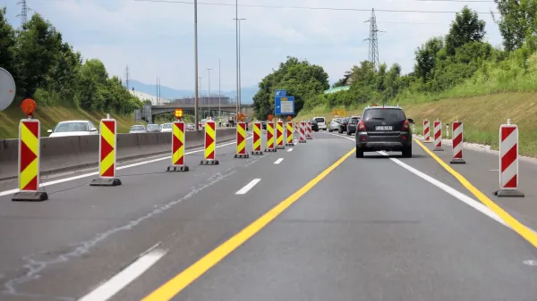 Ljubljana.Obnova severne ljubljanske obvoznice.V obe smeri voznje sta zaprta prehitevalna pasova med Smartinsko cesto in kroziscem Tomacevo ter med kroziscem Tomacevo in Dunajsko cesto. Delna zapora bo tudi na kraku D krozisca Tomacevo, ki vodi na severno ljubljansko obvoznico proti Jarsam oz. Stajerski.