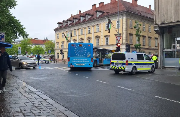 Ljubljana, avtobus je povozil pe&scaron;akinjo