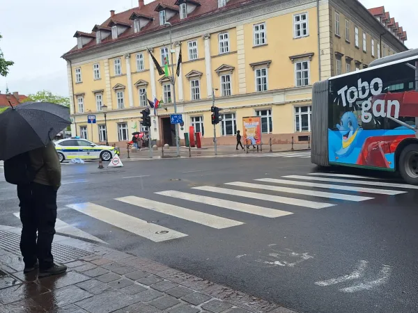 Ljubljana, avtobus je povozil pe&scaron;akinjo