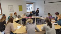 Kdo naj pomaga otrokom priseljencev, ki ne govorijo slovensko?