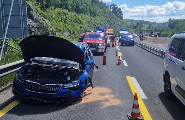 Na zožanem delu trčil v ograjo, z avta odtrgalo kolo