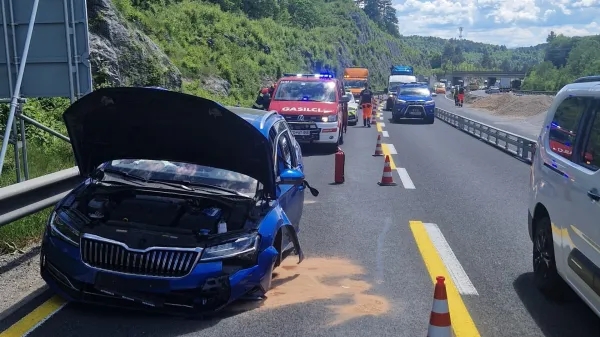Na zožanem delu trčil v ograjo, z avta odtrgalo kolo