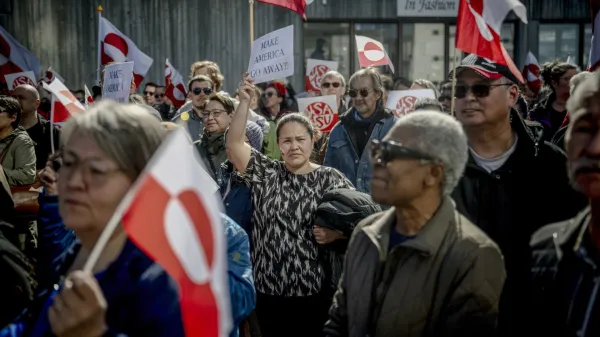 Protestniki so se pred danes odprtim konzulatom zbrali v znak protesta proti Trumpovim ambicijam po večjem vplivu na arktičnem otoku