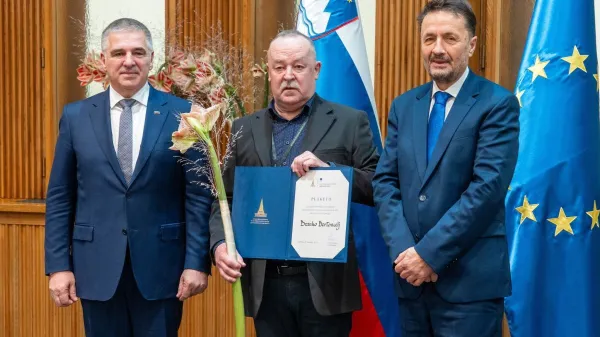 Marko Lotrič (levo) je za plaketo državnega sveta predlagal svojega strankarskega kolega Branka Bertonclja (v sredini).