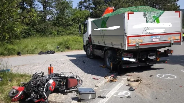 Motorist je začel prehitevati tovorno vozilo, ni pa videl, da je voznik upočasnil, ker je pred njim v levo že zavijalo drugo tovorno vozilo, in trčil vanj.