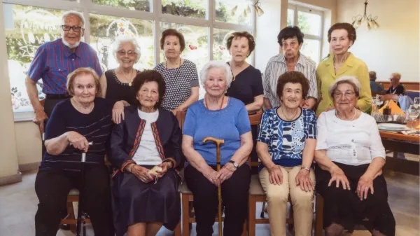 Maturantke in zdaj &scaron;e zadnji maturant generacije 1956 se &scaron;e po 70 letih vsako leto srečajo, podružijo in se spominjajo na eno najlep&scaron;ih obdobij življenja - dija&scaron;ka leta. 