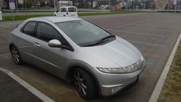 parkiranje parkiri&scaron;če Parkiraj in odpelji parkiri&scaron;če pod pasarelo, prazno, avtomobil