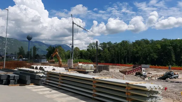Naprodaj zadnji dve zemlji&scaron;či