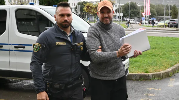 Carvely po priznanju krivde in razglasitvi sodb odkorakal iz pripora