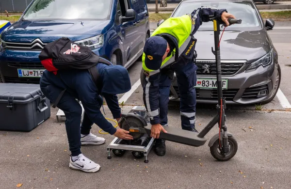 Električni skiro ni igrača, napake so lahko usodne