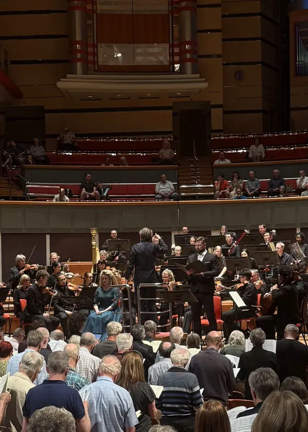 Slovenski baritonist Jure Počkaj je v Birminghamu kot solist nastopil v znamenitem Brahmsovem Nem&scaron;kem rekviemu skupaj z uglednim britanskim orkestrom City of Birmingham Symphony Orchestra.