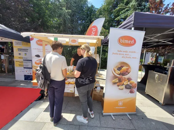 OOPZ10.- festival obrti in Podjetni&scaron;tva Nova GoricaOkusi brez meja srečanje obrtnikov podjentikov &scaron;ol predstavitve 90 razstavljalavcev Okusi brez meja ponudba 