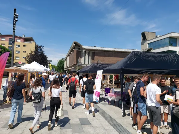 OOPZ10.- festival obrti in Podjetni&scaron;tva Nova GoricaOkusi brez meja srečanje obrtnikov podjentikov &scaron;ol predstavitve 90 razstavljalavcev Okusi brez meja ponudba 