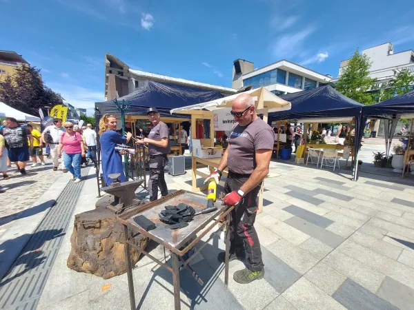 OOPZ10.- festival obrti in Podjetni&scaron;tva Nova GoricaOkusi brez meja srečanje obrtnikov podjentikov &scaron;ol predstavitve 90 razstavljalavcev Okusi brez meja ponudba 