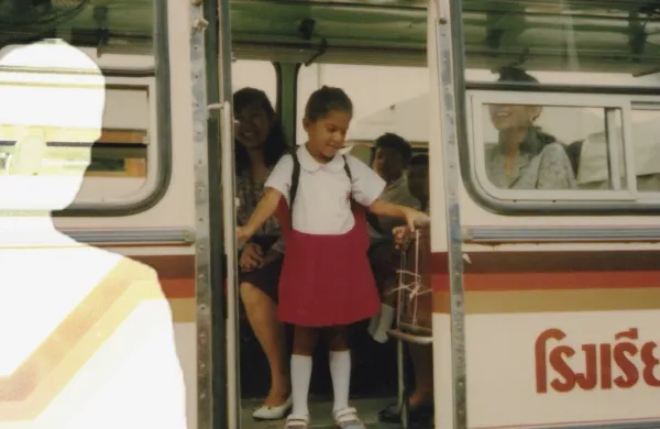 Dokumentarni film White Lies prikazuje zgodbo Albe Zari (na fotografiji), ki je odra&scaron;čala v zloglasni sekti Otroci Boga na Tajskem