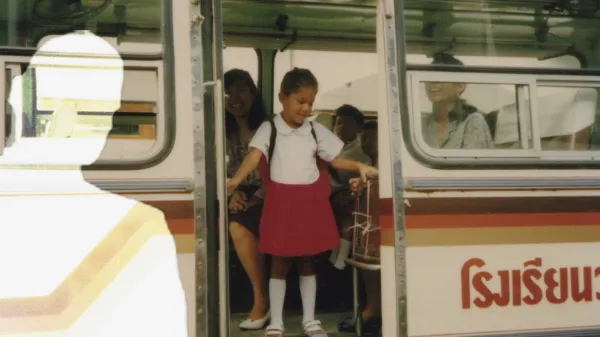 Dokumentarni film White Lies prikazuje zgodbo Albe Zari (na fotografiji), ki je odra&scaron;čala v zloglasni sekti Otroci Boga na Tajskem