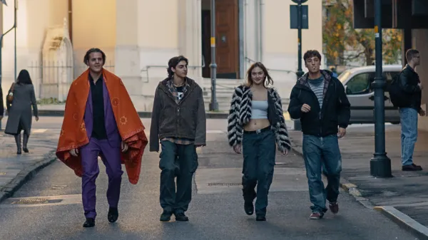 Film &Scaron;olsko leto režiserke Laure Samani (Trst, 1989) je bil predstavljen na filmskem festivalu v Benetkah (2025) in osvojil nagrado za najbolj&scaron;o režijo in scenarij za avtorje, mlaj&scaron;e od 40 let. 