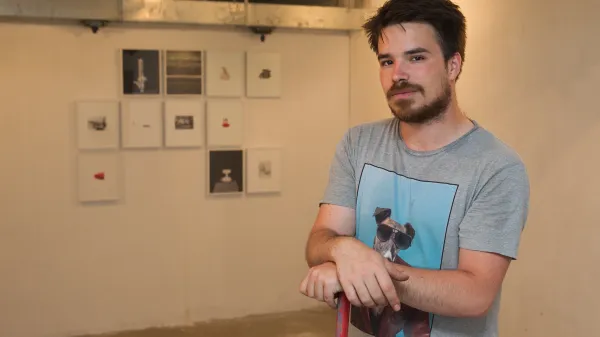Du&scaron;an Smodej je v restavraciji presenetil ministrico Vrečko. Ko ga je ta zagledala, je nemudoma zapustila prostor.