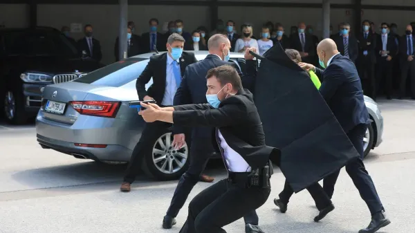 Za varnost predsednika vlade Janeza Jan&scaron;e znova skrbijo policisti Urada za varnost in za&scaron;čito.