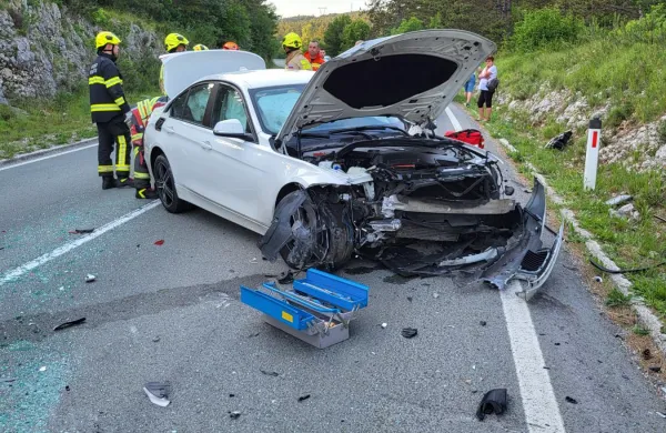 Mladi voznik čelno v nasprotni avto