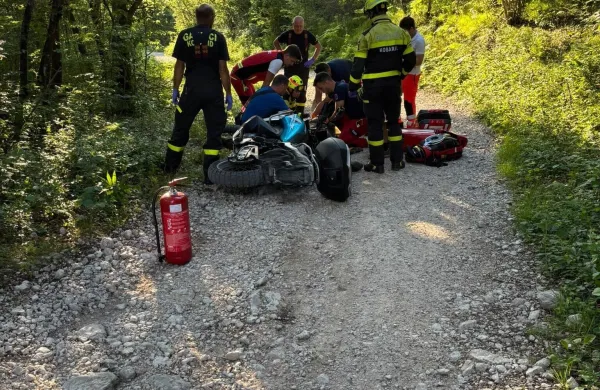 Vožja po makadamski poti se je za motorista končala boleče.