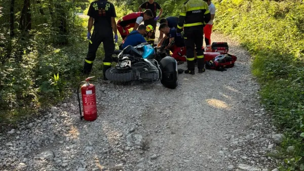 Vožja po makadamski poti se je za motorista končala boleče.