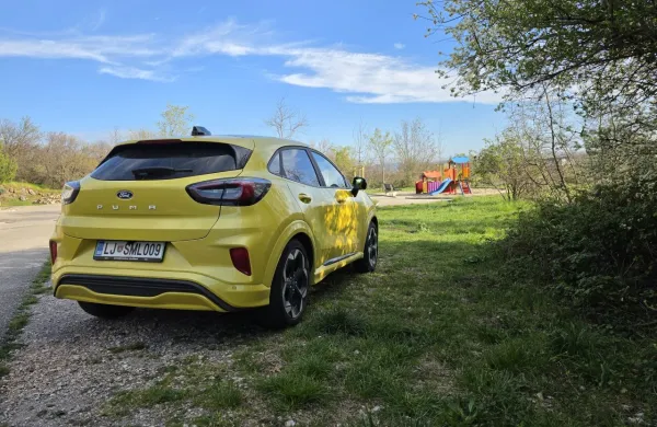 Električna Ford puma se izkaže tudi kot prostorsko zelo učinkovit avtomobil, saj ima v zadnjem delu zares velik prtljažni prostor.