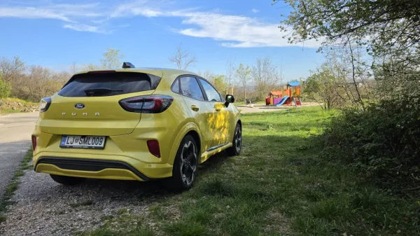 Električna Ford puma se izkaže tudi kot prostorsko zelo učinkovit avtomobil, saj ima v zadnjem delu zares velik prtljažni prostor.
