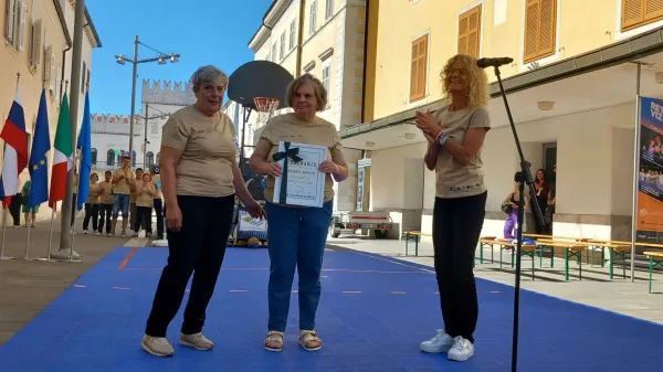 30. obletnica Varstveno-delovnega centra Barčica koper - praznovanje na Verdijevi ulici, 12. 6. 2026 - podelitev priznanja najstarej&scaron;i uporabnici Barčice Nevenki Hrvatin