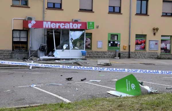 Pred trgovino v Bertokih so nekaj pred 3. zjutraj razstrelili bankomat.