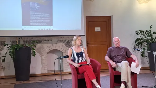 15. IZ(S)OLANE sta danes v Manziolijevi palači predstavila Kim Jakopič in Dejan Mehmedovič. 