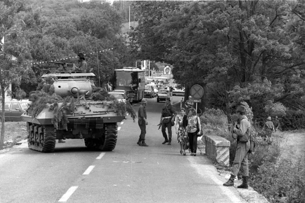 Vojna za Slovenijo 1991Tanki Jugoslovanske armade JA v Sežani na poti na mejni prehod Krvavi potok