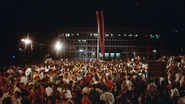 SLOVENIJA, LJUBLJANA, 26.06.1991, 26. JUNIJ 1991Ljudje so se udelezili dviga zastave in razglasitve samostojnosti Slovenije. osammosvojitev, politika, zgodovina. FOTO: SRDJAN ZIVULOVIC/BOBO