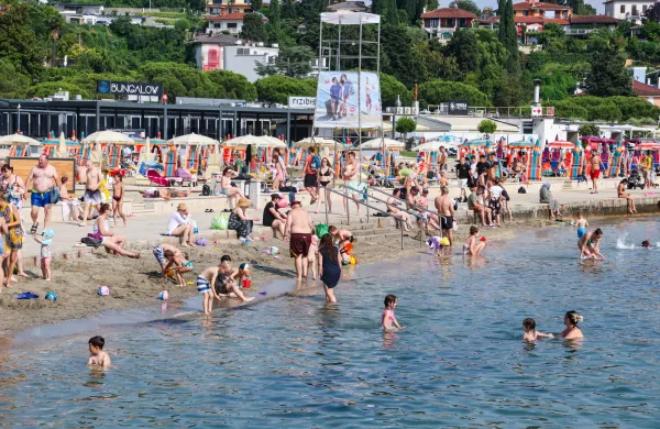 Okradli tudi varnostnika