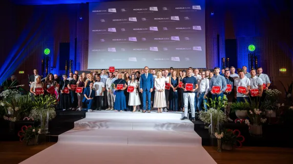 Ponosni slovenski nosilci novih Michelinovih priznanj z Anžetom Logarjem, ministrom za gospodarstvo delo in &scaron;port, pod katerega resor sodi tudi gastronomija, in Majo Pak Olaj, direktorico Slovenske turistične organizacije