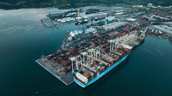 Astrid Maersk druga največja kontejnerska ladja na svetu, ki jo poganja zeleni metanol*. Astrid Maersk je druga ladja matica ladjarja A.P. Moller &ndash; Maersk, ki kot pogonsko gorivo uporablja metanol in je do okolja prijaznej&scaron;a