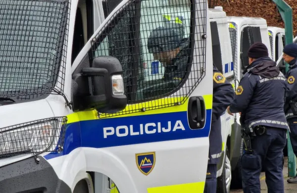 Postojnčan brcal v vrata marice