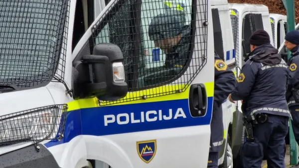 Postojnčan brcal v vrata marice