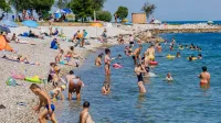 Koper, 21.6.2026Turizem, Poletje, Vročina, poletni utrip v Kopru,kopalci, plaža, sprehajalci
