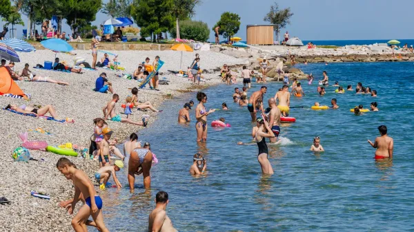 Koper, 21.6.2026Turizem, Poletje, Vročina, poletni utrip v Kopru,kopalci, plaža, sprehajalci