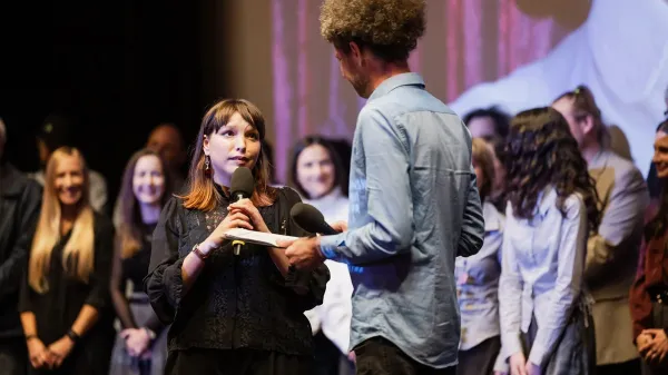 Ester Ivakič v pogovoru s Tonijem Cahunkom po premieri v Linhartovi dvorani Cankarjevega doma