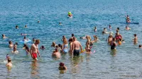 Koper, 21.6.2026Turizem, Poletje, Vročina, poletni utrip v Kopru,kopalci, plaža, sprehajalci
